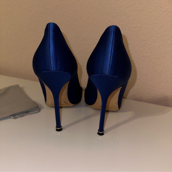 Manolo Blahnik Hangisi - Picture 2 of 4